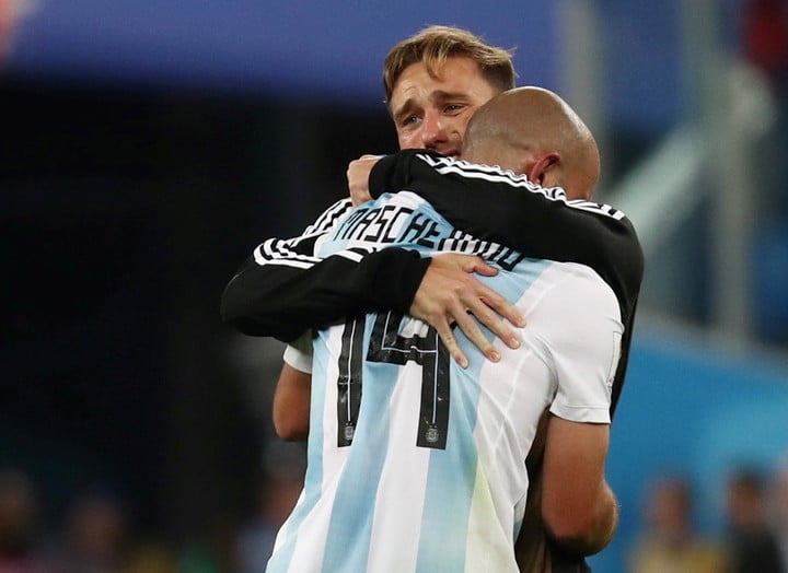 La emoción de Biglia y Mascherano luego de la victoria frente a Nigeria.